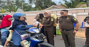 Kajari Beltim Bagi Takjil, Santuni Anak Yatim Dan Tuna Netra