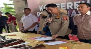 Sebuah Rumah di Jalan Awi Ligar Bandung Digerebek Team Polda Jabar Simpan Puluhan Senjata Api Laras Panjang Juga Pendek Beserta Amunisi Ilegal