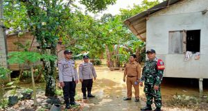 Bersama Masyarakat, Babinsa Koramil 1204-02/Sekayam Pantau Debit Air Sungai Di Wilayah Binaan