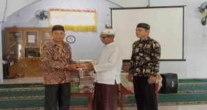 Mukhlis, S.Pd : serahkan Infak dan Wakaf Al-Qur’an