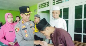 Kapolres Singkawang Bersama Pengurus Bhayangkari laksanakan kegiatan Anjangsana dan Bhakti Sosial