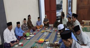 Prosesi Ziarah di Bulan Ramadan 1445 H di Desa Kecapi Dipimpin oleh Sukambali