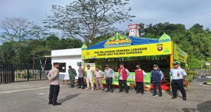 Babinsa Koramil 1204 -21 / Entikong Bersinergi Memberikan Pengamanan dan Pelayanan Di Pos Pam Lebaran 1445H