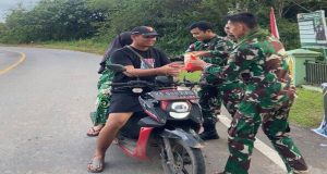 Indahnya Berbagi di Bulan Suci Ramadhan, Personel Satgas Pamtas RI-MLY Yonarmed 10/ Bradjamusti Bagi-Bagi Takjil Gratis