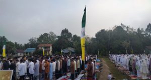 Ciptakan Rasa Aman, Babinsa 1204 – 20 / Jangkang Melaksanakan Pengamanan Shalat Idul Fitri