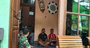 Ikut Berbelasungkawa, Babinsa Koramil 1204-17/Nanga Taman, Melayat Kerumah Purnawirawan Yang Meninggal Dunia