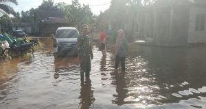 Curah Hujan Tinggi, Babinsa Kelurahan Pangkut Pantau Debit Air Sungai Arut