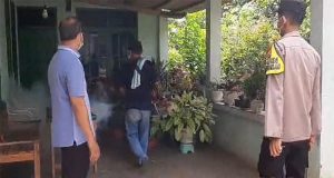 Tekan Peningkatan Penyakit DBD, Bhabinkamtibmas Polsek Sukoharjo Lakukan Fogging