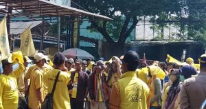 Dugaan Penggelembungan Suara, Kantor DPD Partai Golkar Kabupaten Bekasi Di Guruduk Massa Menuntut Keadilan