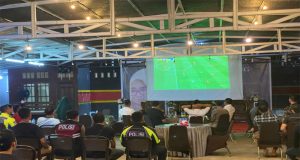 Seru, Polres Landak Mengadakan Nobar Bersama Masyarakat Dengan Penuh Antusias Di Pencucian Bima Car Wash