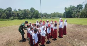 Melatihkan Siswa Pernatasan Tentang Disiplin Dengan Baris Berbaris, Satgas Pamtas RI-Malaysia Yonarmed 16/TK Melatihkan PBB Kepada Siswa Perbatasan