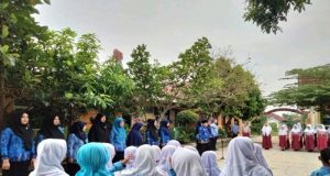 UPT SD Negeri 1 Podomoro Kecamatan Pringsewu Melaksanakan Upacara Memperingati Hari Pendidikan Nasional