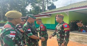 Dalam rangka melaksanakan kegiatan verifikasi, Wadankolakopsrem 121/Abw meninjau Mokotis Pos Gabma Entikong Satgas Pamtas RI-Malaysia Yonarmed 16/TK