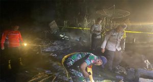 Babinsa Koramil 1204-19/Mukok Bantu Padamkan Kebakaran Rumah Warga