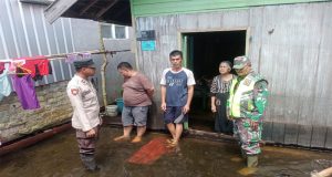 Wilayah Binaan Terendam Banjir, Babinsa Ingatkan Warga Untuk Selalu Waspada