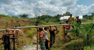 Babinsa Koramil 1204-07/Tayan Hilir Bantu Warga Gotong Royong Penyaluran Air Bersih