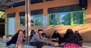 Da’i Kamtibmas Bagikan Sarana Kontak untuk Santriwati Madarisul Quran di Touna