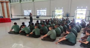 Selesai Upacara, Anggota Kodim 1208/Sambas Terima Jam Komandan