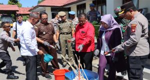 Polres Landak Gelar Press Release Dan Pemusnahan Barang Bukti Operasi Pekat Kapuas 2024 Di Halaman Mapolres Landak