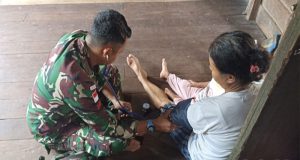 Terus Melayani Kesehatan Masyarakat Perbatasan, Satgas Pamtas RI-Malaysia Yonarmed 16/TK Melaksanakan Kegiatan Pelayanan Kesehatan “Door to Door” Kepada Masyarakat Perbatasan