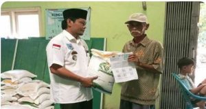 Kepala pekon tanjung rusia timur serahkan bantuan beras ketahanan pangan ke 263 KPM