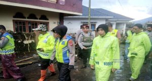 Kapolres Bukittinggi Yessi Kurniati Turun Ke Lokasi Bencana Banjir Bandang