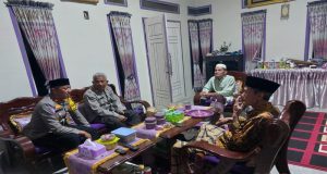 Jalin Keakraban, Satgas Madago Raya Sambangi Para Tokoh di Poso Pesisir