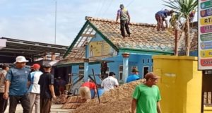 Kepala pekon rejosari beserta masyarakat bersama-sama melaksanakan giat Gotong royong