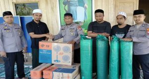 Wujud Kepedulian, Satgas Madago Raya Serahkan Bantuan ke TPA dan Masjid di Sigi