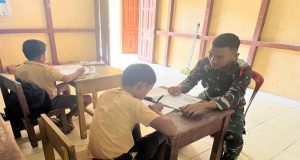 Peduli Pendidikan Anak Bangsa, Satgas TMMD ke 120 Kodim 1204 / Sanggau Bantu Mengajar Murid SD
