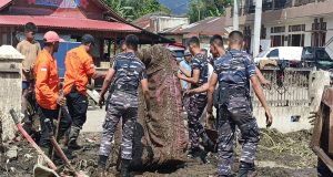 Marinir Lantamal II Padang Kerja Kemanusiaan di Lokasi Banjir Bandang Agam