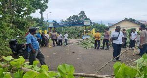 Pegawai OAP Palang Kantor PUPR Papua Barat