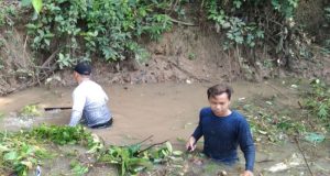 Pemkot Prabumulih Bersama Masyarakat Kelurahan Sukaraja Gotong Royong Bersihkan Aliran Sungai Manau