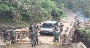 Prajurit TNI Bangun Jembatan Bailey Untuk Akses Batuan Kemanusiaan di Tanah Datar