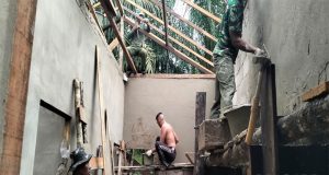 Satgas TMMD Reg Ke-120 Kodim 1202/Skw Memasuki Tahap Plester Dinding