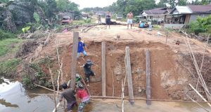 Satgas TMMD ke-120 Kodim 1204/Sanggau Pasang Tiang Jembatan