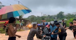 Air Sungai Meluap, Dansat Brimob Tinjau Lokasi Desa Ladang Bungin