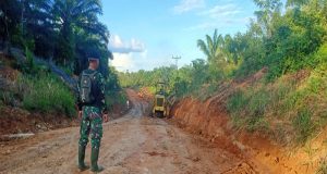 Percepat Pengerjaan Jalan, Satgas TMMD ke 120 Kodim 1204/Sanggau Kerahkan Alat Berat Grader