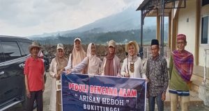 “Arisan Heboh” Bukittinggi Salurkan Bantuan Al-Quran ke Mushola An-Nur Bagi Para Tahfiz Quran
