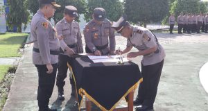 Belasan Pejabat Polres Landak Dimutasi, Kapolres Harapkan Peningkatan Kinerja