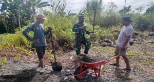 Wujud Sinergitas TNI Bersama Rakyat, Babinsa Koramil Siriwo Giat Karya Bhakti Bantu Warga Binaan