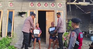 Kapolsek Kawasan Pelabuhan Gilimanuk Berikan Bantuan Sembako Kepada Warga Kurang Mampu