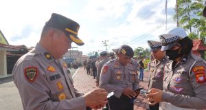 Dadakan, Kapolres Sintang Cek Handphone Personel Antisipasi Judi Online