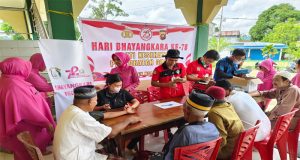 Kegiatan Bakti Kesehatan Polsek Ngabang Dan Puskesmas Ngabang di Masjid Jami Keraton Ismahayana Disambut Antusias Warga