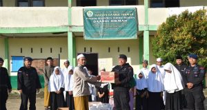 Kegiatan Berbagi Satbrimob Polda Kalbar Disalah Satu Pondok Pesantren