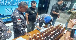 Lanal Nabire Serahkan Puluhan Botol Miras Ilegal Yang Diamankan Di Pelabuhan Samabusa Ke Polres Nabire