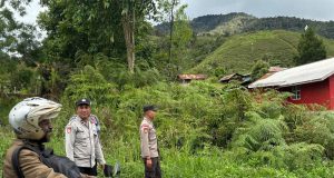 Menjaga Kamtibmas Selalu Aman Dan Lancar Saat Ibadah Idul Adha 1445 H Kanit Samapta Polsek Mapia Lakukan Patroli