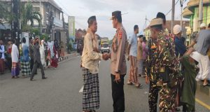 Kapolsek Kawasan Pelabuhan Gilimanuk Pimpin Pengamanan Kegiatan Ibadah Sholat Idul Adha 1445 Hijriah di Masjid Al-Mubarok