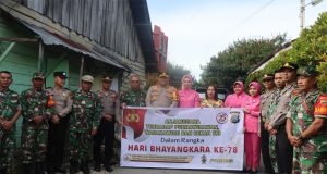 Sinergitas TNI/Polri Kapolres Humbang Hasundutan Anjangsana ke Anggota TNI Yang Sakit Menahun Dalam Rangka HUT Bhayangkara ke 78