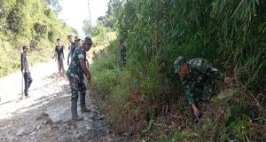 Babinsa Koramil 1209-05/Smltn Bantu Warga Laksanakan Karya Bakti Bersihkan Lingkungan